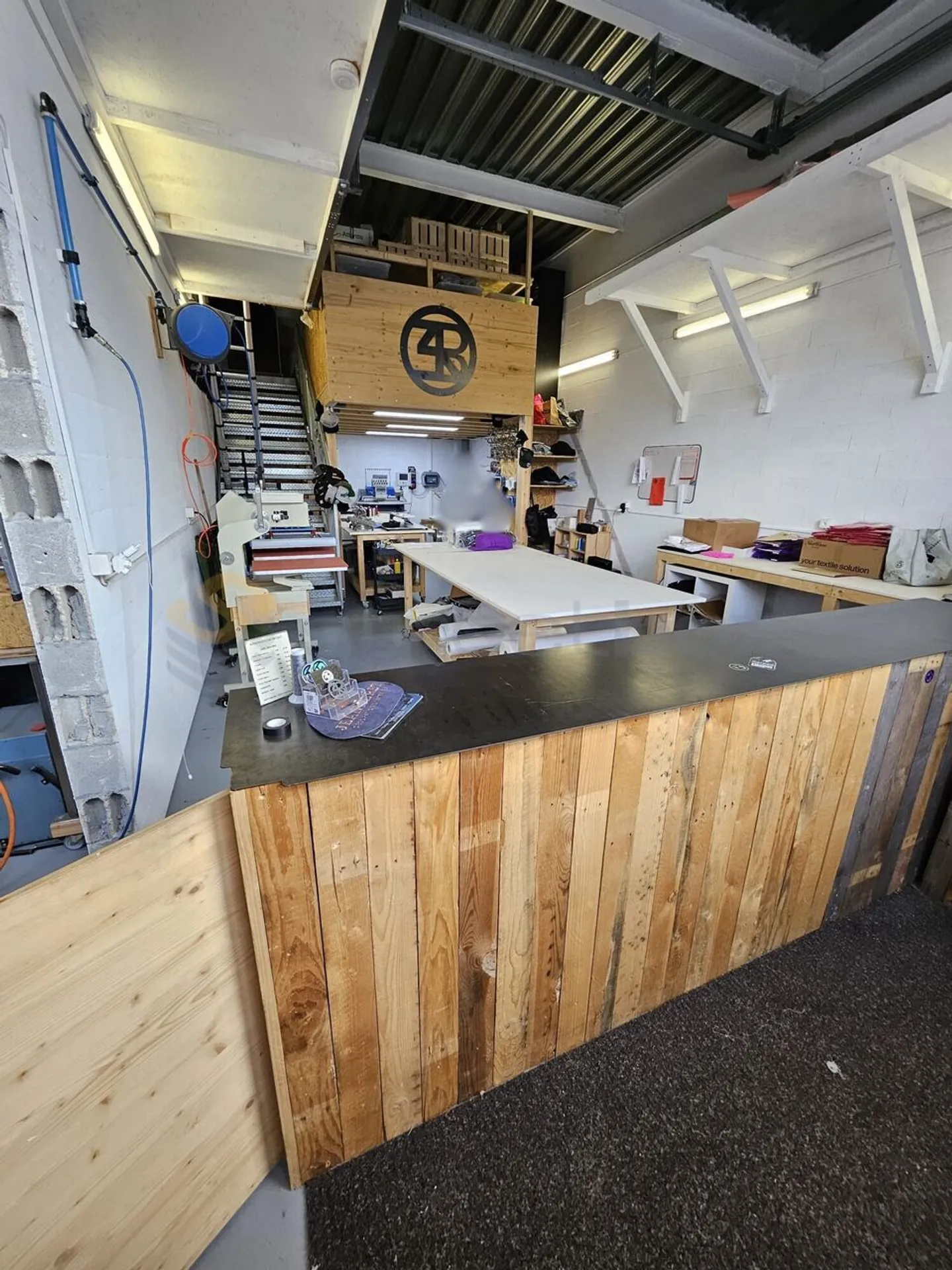Mixed-use building for rent - Photo 6 of 6