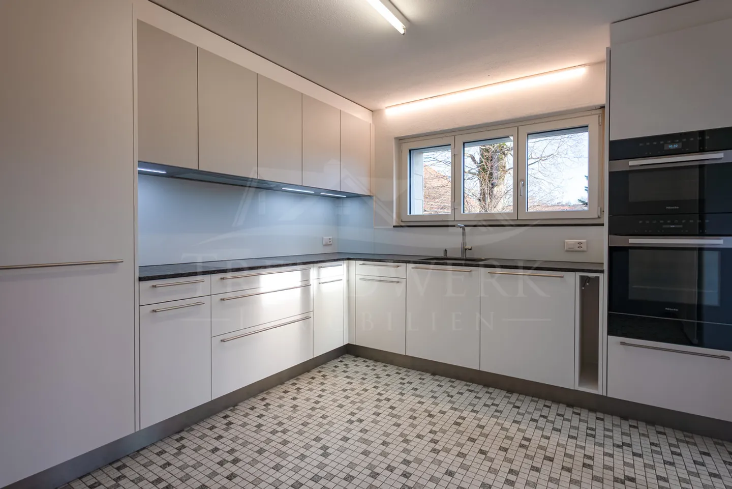 Casa unifamiliare di 6 stanze, tranquilla e luminosa a Ueberstorf - Foto 4 di 12