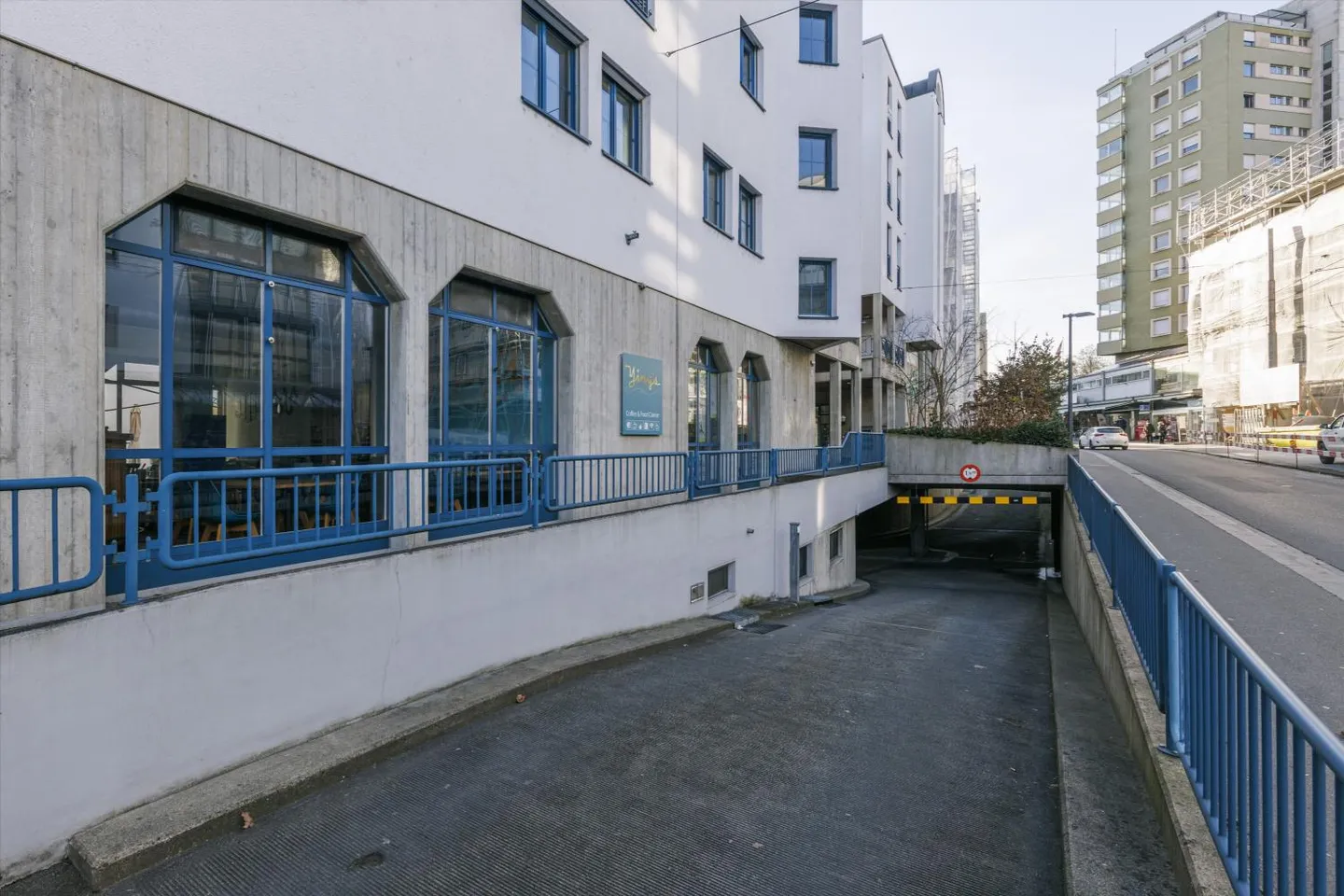 Place de parking au centre de Neuhausen - Photo 2 sur 2