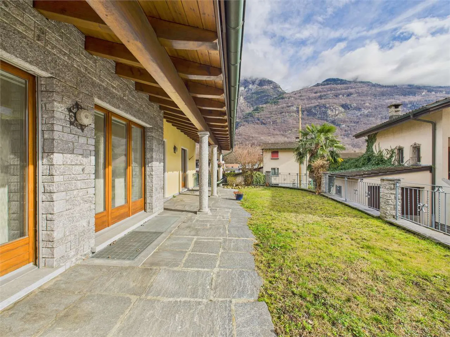 Villa caractéristique avec annexe à Lodrino - Photo 1 sur 13