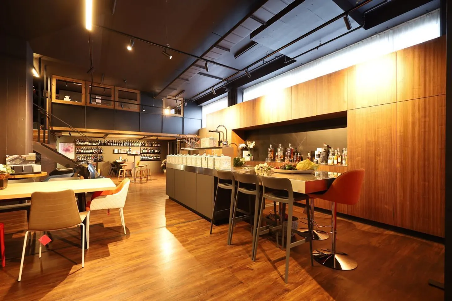 Spazio commerciale flessibile ideale per palestra, location per eventi, gastronomia e locale notturno - Foto 1 di 3