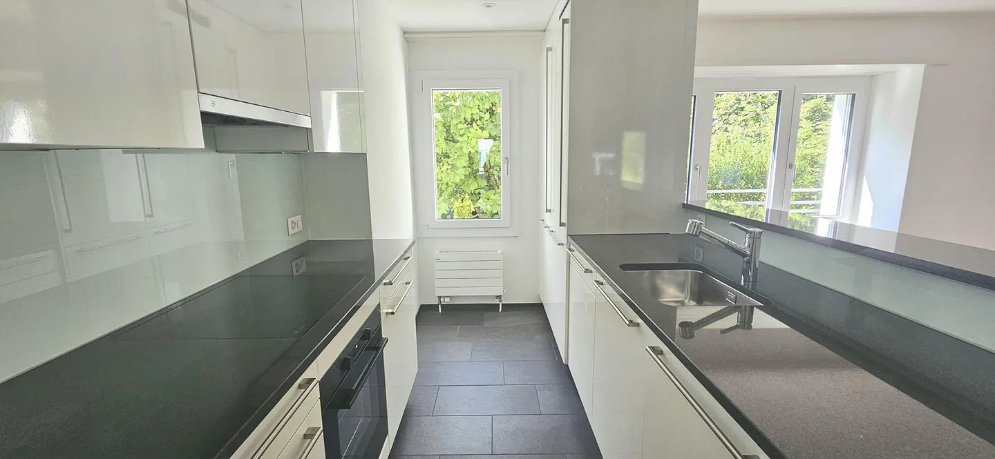 Moderne 2.5-Zimmer-Wohnung in Zürich mit Sitzplatz - Foto 3 von 10