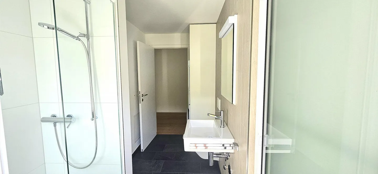 Moderne 2.5-Zimmer-Wohnung in Zürich mit Sitzplatz - Foto 8 von 10