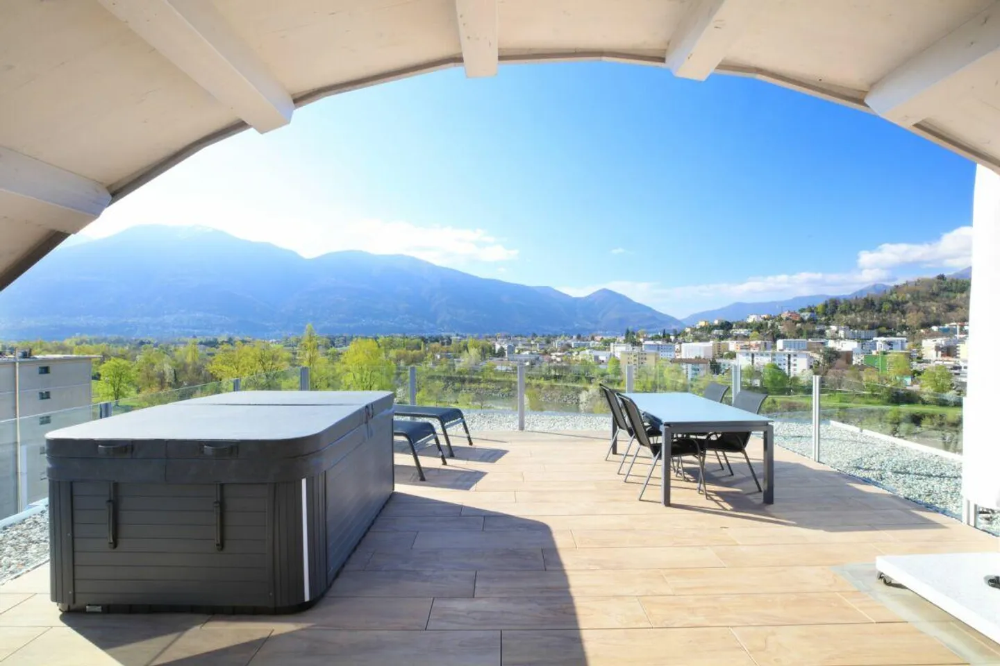 SOLDUNO - Duplex Penthouse with magnificent views of Ascona and the ... - Photo 2 of 17