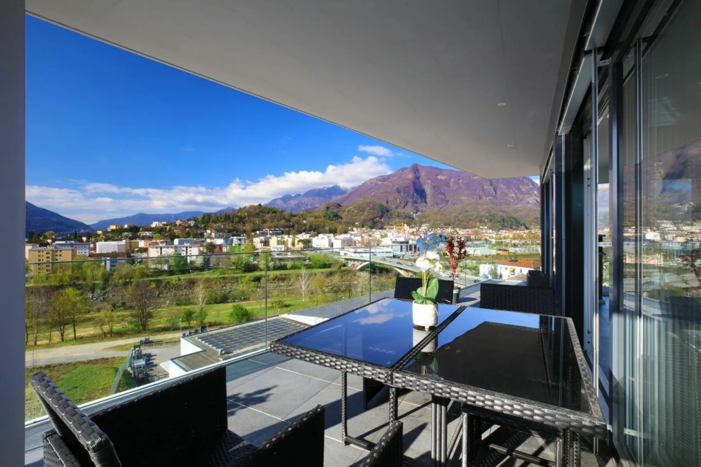 SOLDUNO - Duplex Penthouse with magnificent views of Ascona and the ... - Photo 3 of 17