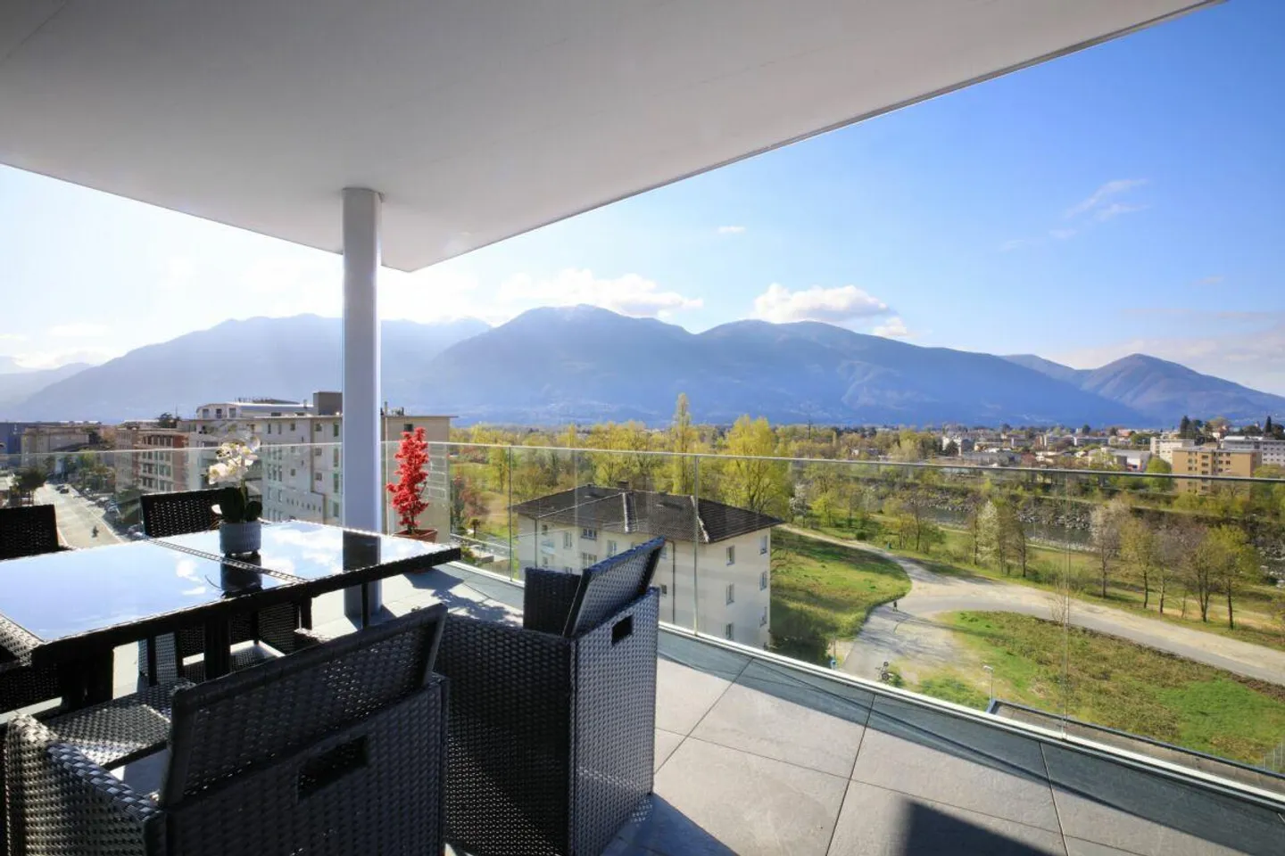 SOLDUNO - Duplex Penthouse with magnificent views of Ascona and the ... - Photo 4 of 17
