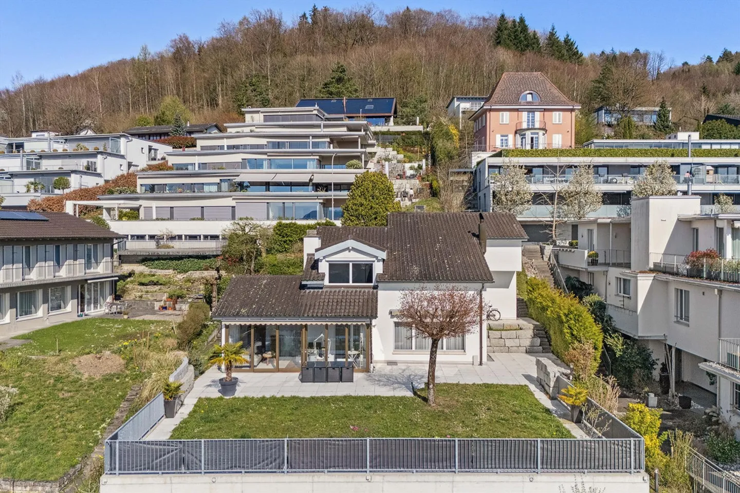 Ampia casa familiare con giardino d'inverno - Foto 2 di 11