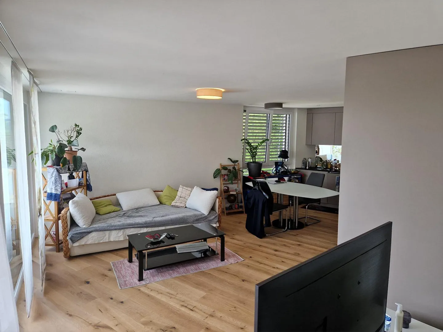 Appartement moderne de 2,5 pièces avec une immense terrasse - Photo 2 sur 8