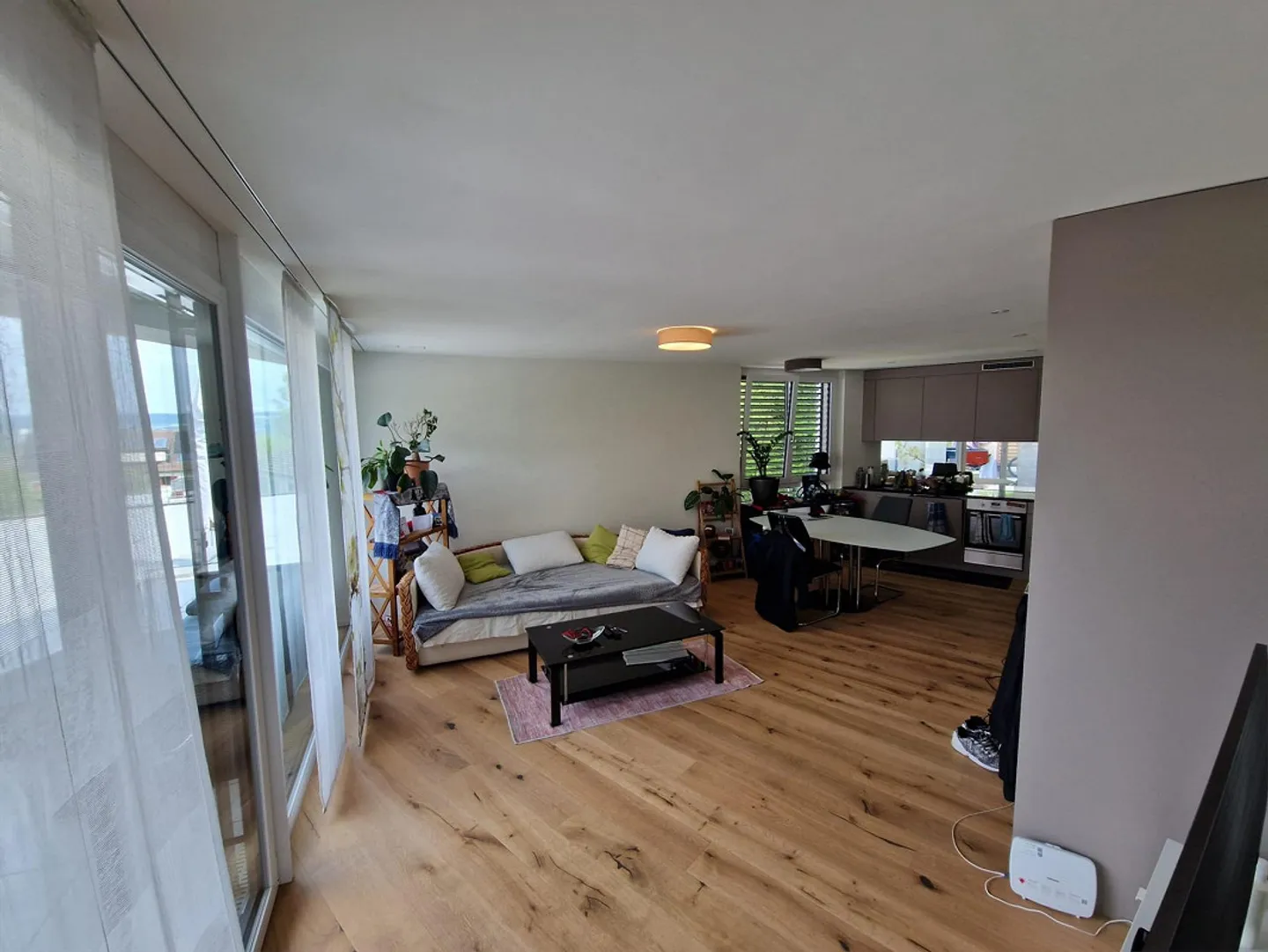 Appartement moderne de 2,5 pièces avec une immense terrasse - Photo 4 sur 8