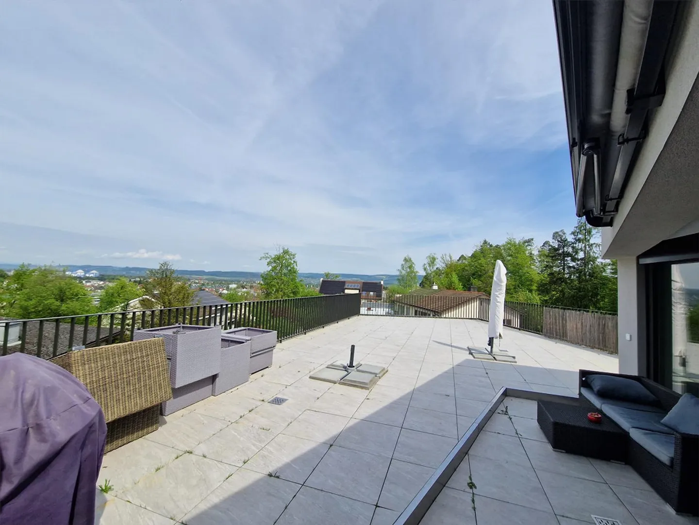 Appartement moderne de 2,5 pièces avec une immense terrasse - Photo 7 sur 8