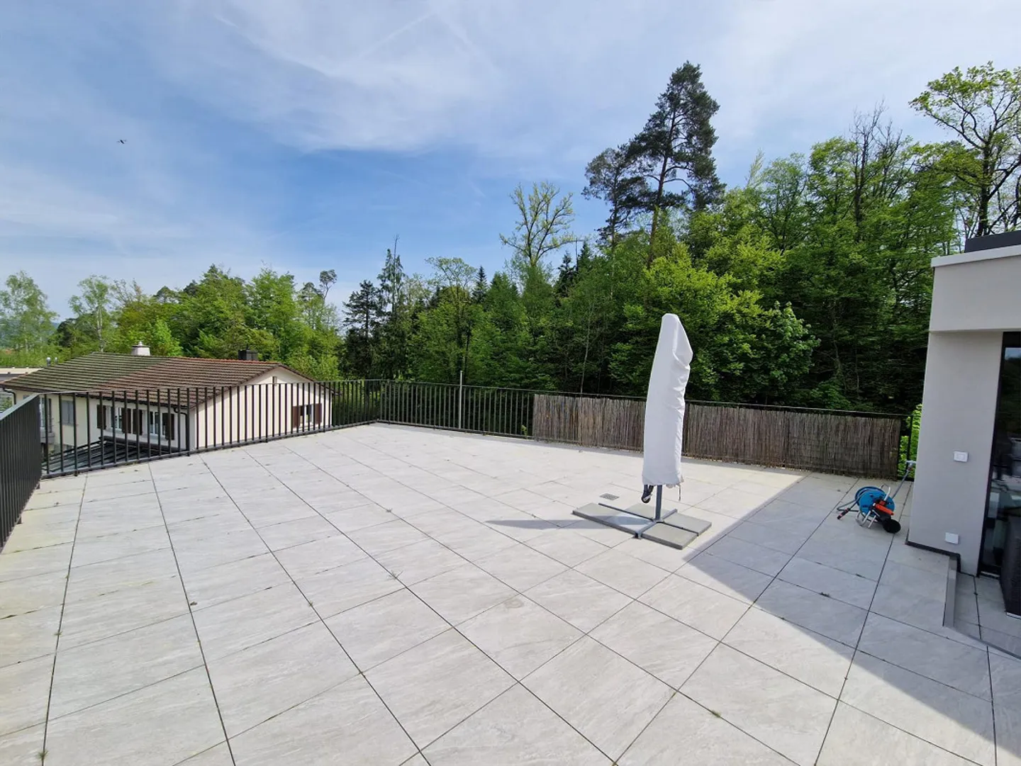 Appartement moderne de 2,5 pièces avec une immense terrasse - Photo 8 sur 8