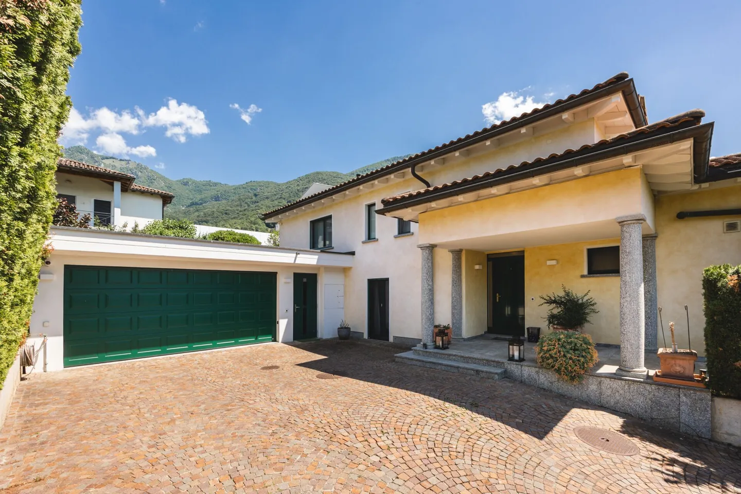 Elegante Villa mit Pool in Cadro - Foto 2 von 30