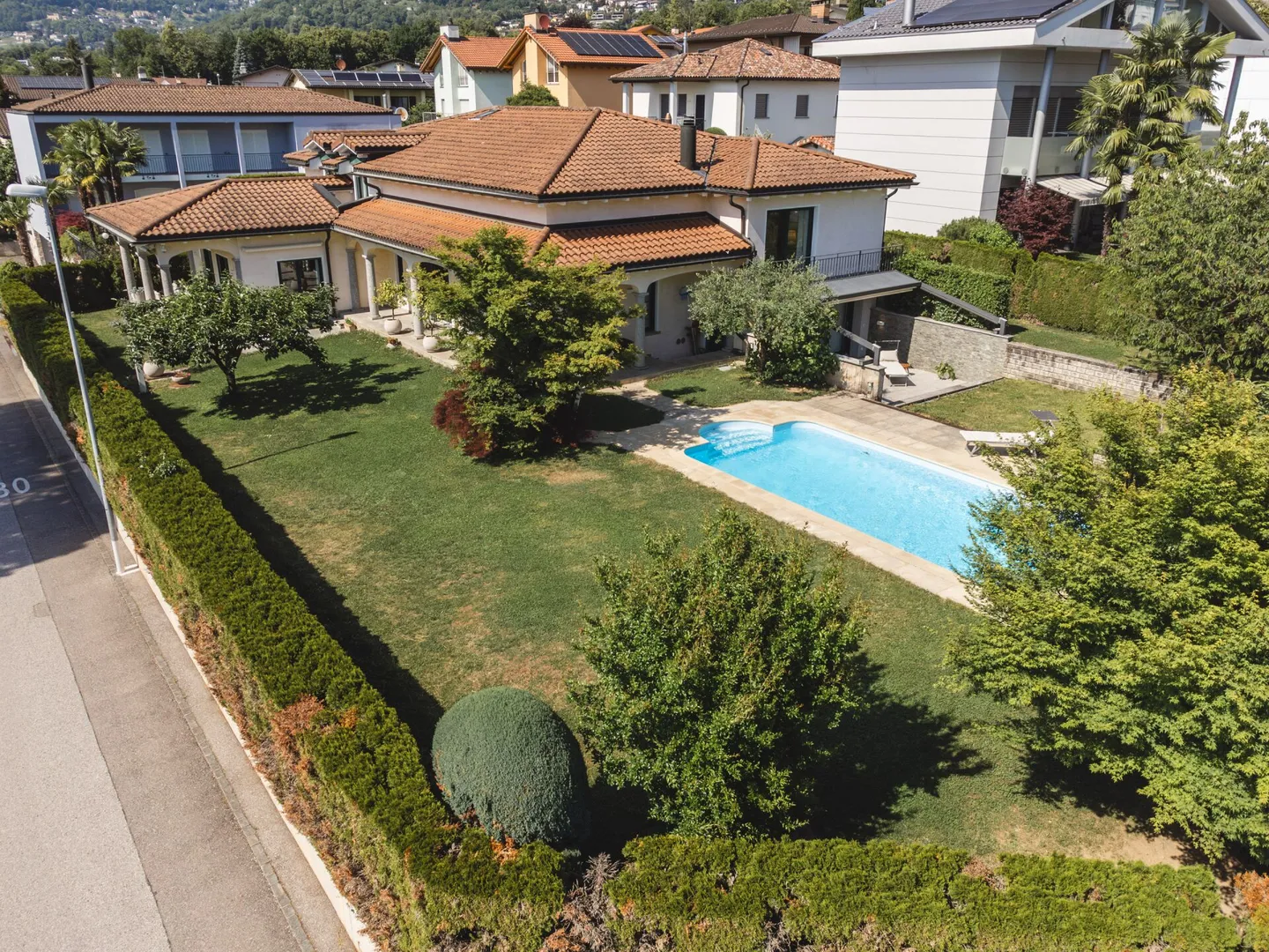 Elegante Villa mit Pool in Cadro - Foto 1 von 30