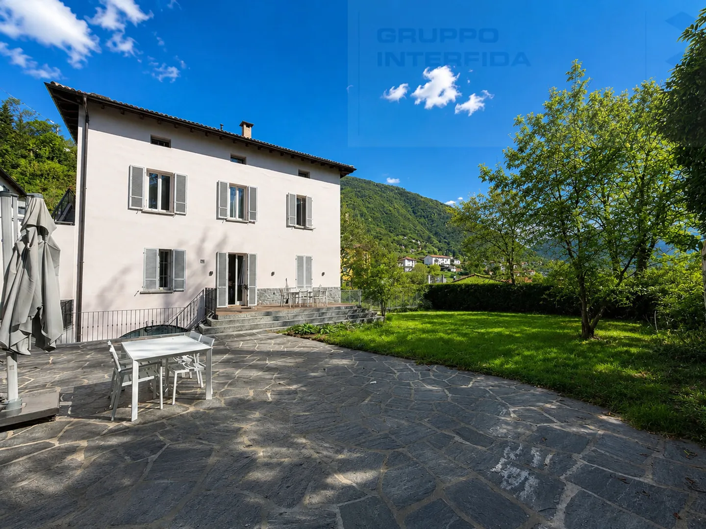 Villa avec grand parc - Photo 1 sur 13