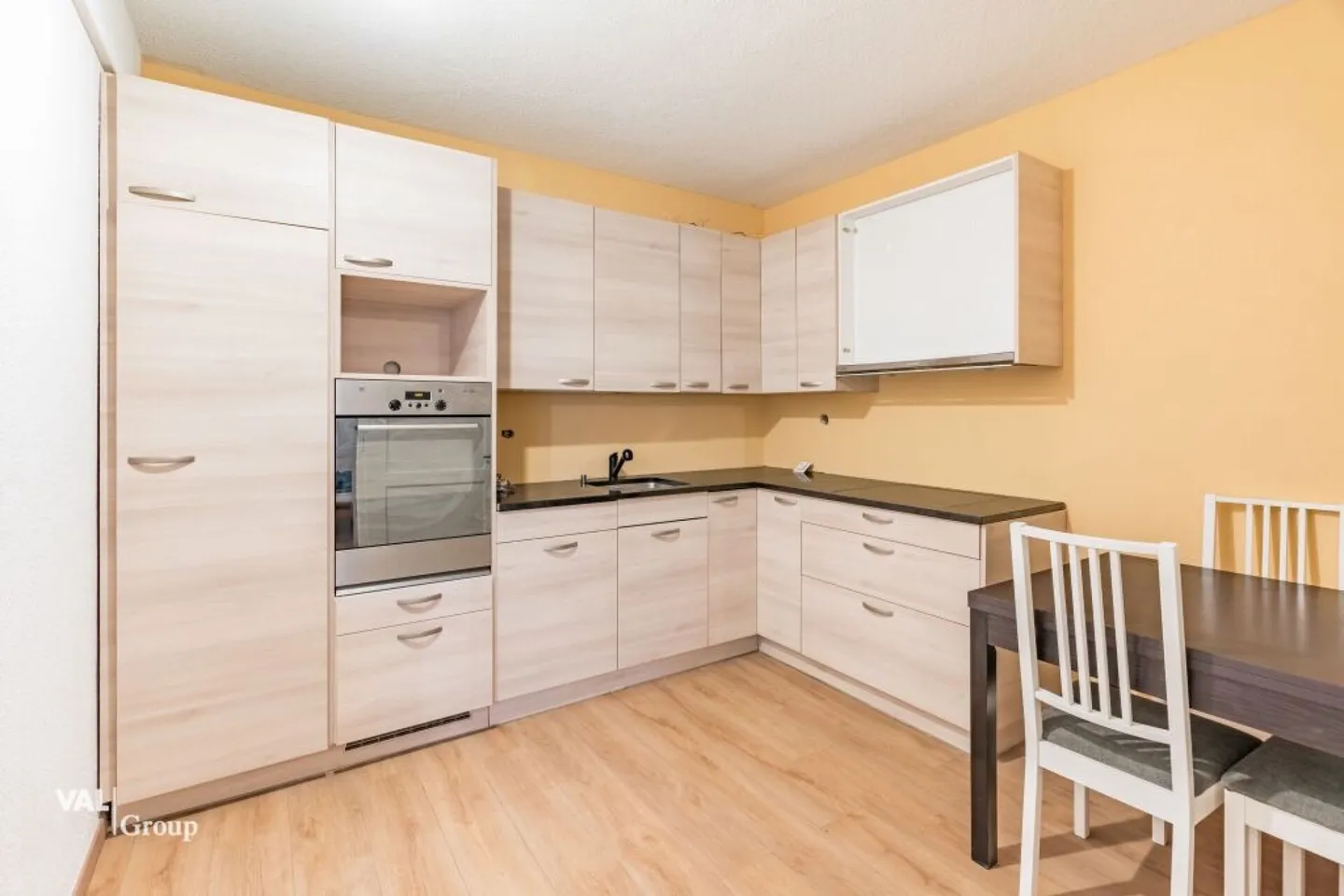 Partially furnished 2.5-room apartment in Visp - Photo 4 of 11