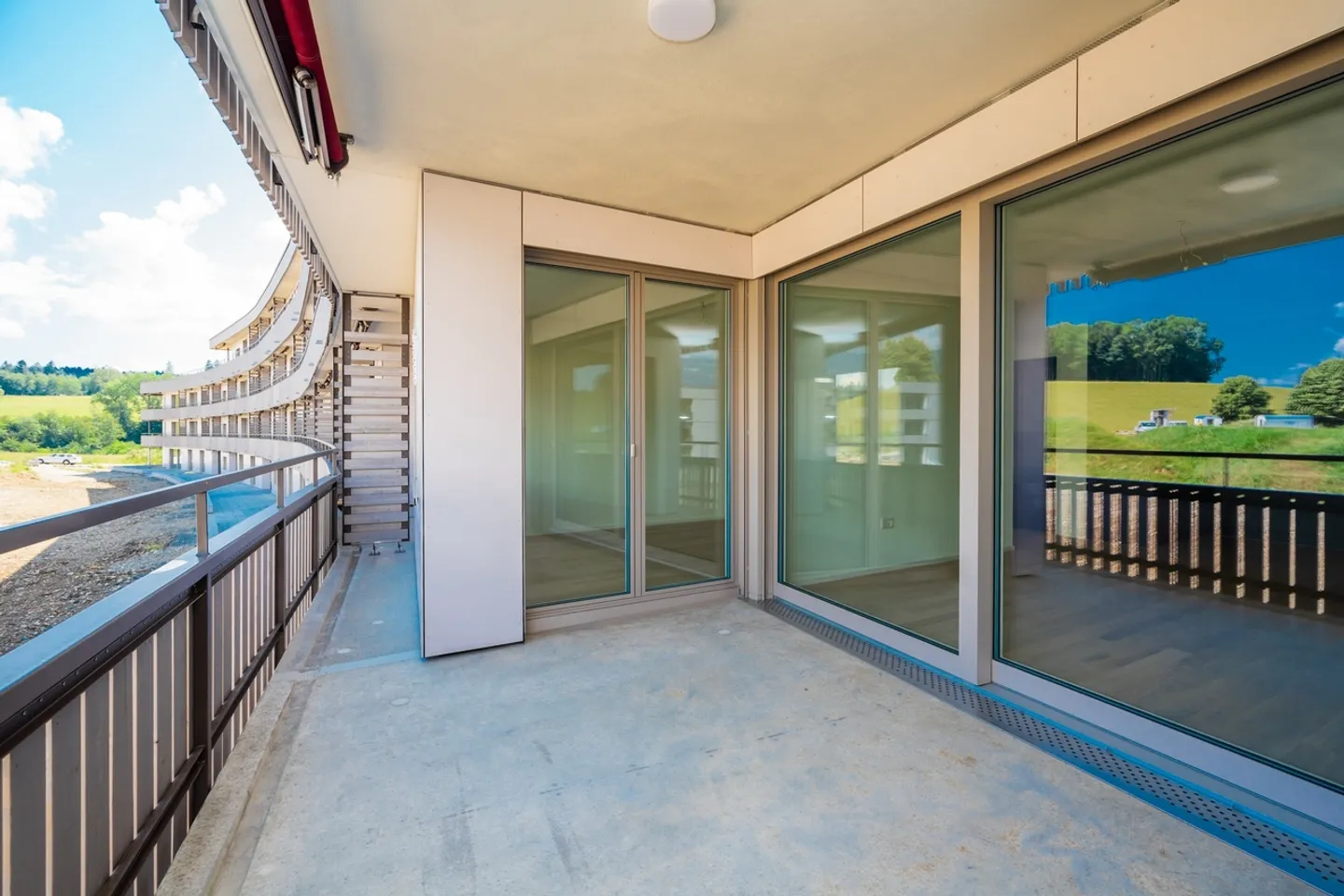 Appartement moderne avec terrasse - Photo 3 sur 11