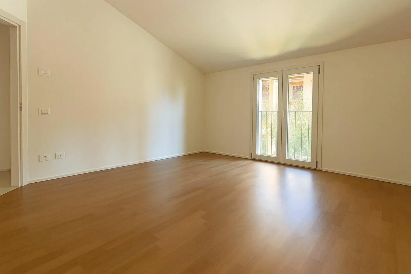 Modern penthouse with 3.5 rooms, balcony, view, and two parking spaces - Photo 5 of 20