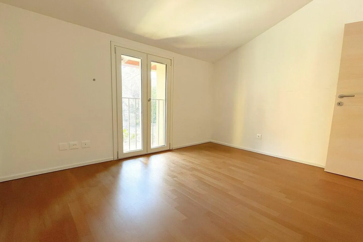 Modern penthouse with 3.5 rooms, balcony, view, and two parking spaces - Photo 6 of 20