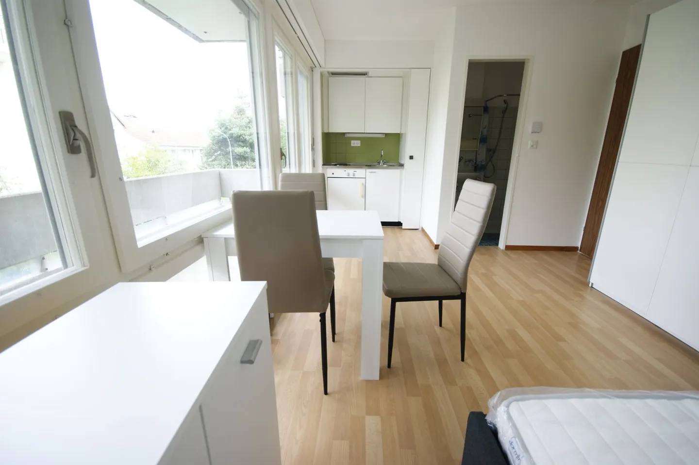 Studio 1 pièce avec salle de bain et balcon (meublé) - Photo 2 sur 7