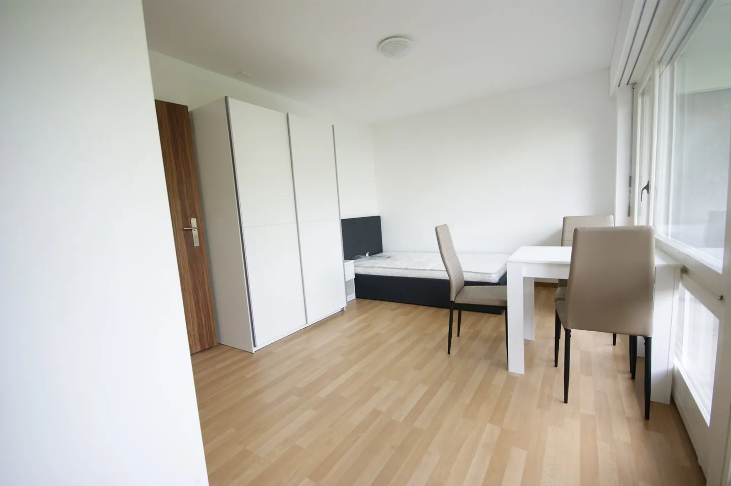 Studio 1 pièce avec salle de bain et balcon (meublé) - Photo 1 sur 7