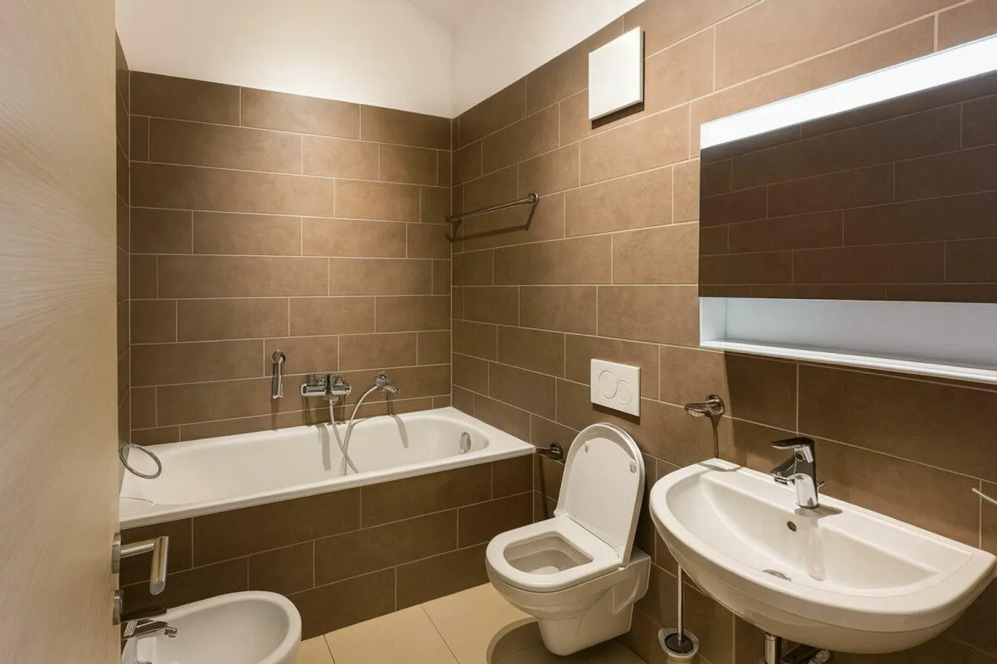 Modern penthouse with 3.5 rooms, balcony, view, and two parking spaces - Photo 7 of 20