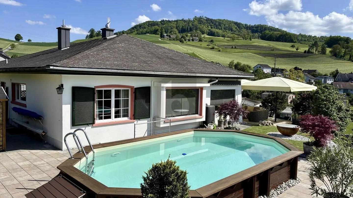 GROSSZÜGIG MIT SAUNA, POOL UND GARTEN - Foto 1 von 6