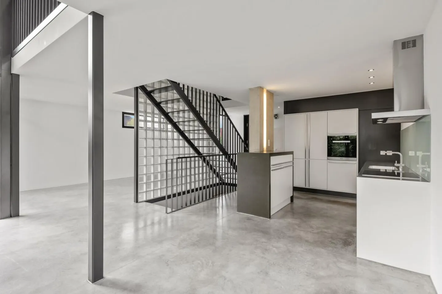 Moderne Doppelhaushälfte in Zürich-Nord mit zeitloser Architektur - Foto 1 von 6