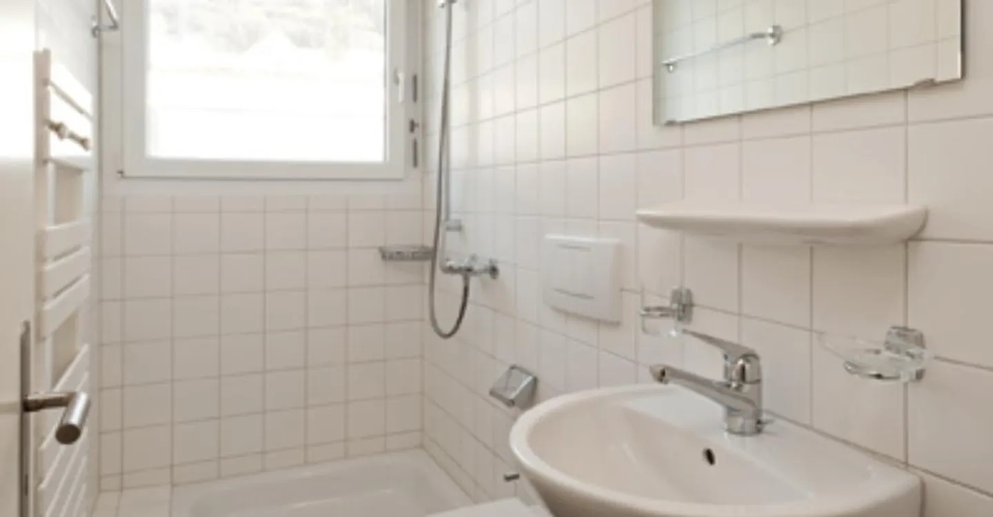 4.5 Room Apartment with Sunny Balcony in Family-Friendly Development - Photo 4 of 6