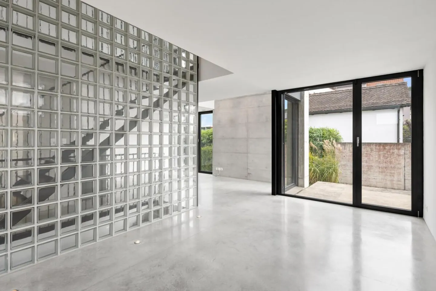 Moderne Doppelhaushälfte in Zürich-Nord mit zeitloser Architektur - Foto 2 von 6