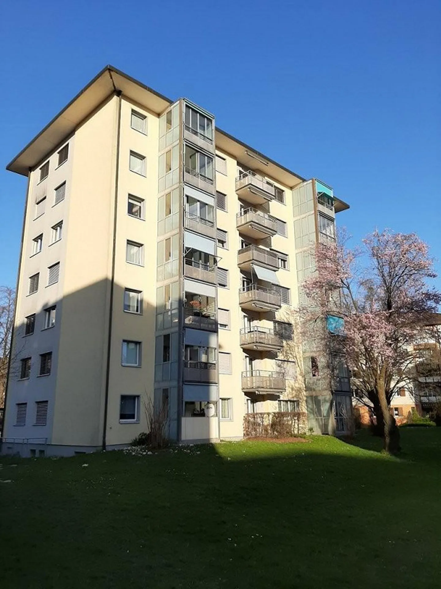 RENT WITHOUT SECURITY DEPOSIT in a central location in Wettingen - Photo 1 of 7