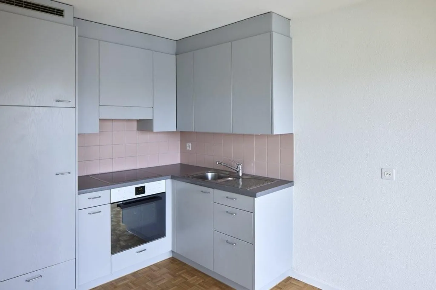 RENT WITHOUT SECURITY DEPOSIT in a central location in Wettingen - Photo 2 of 7