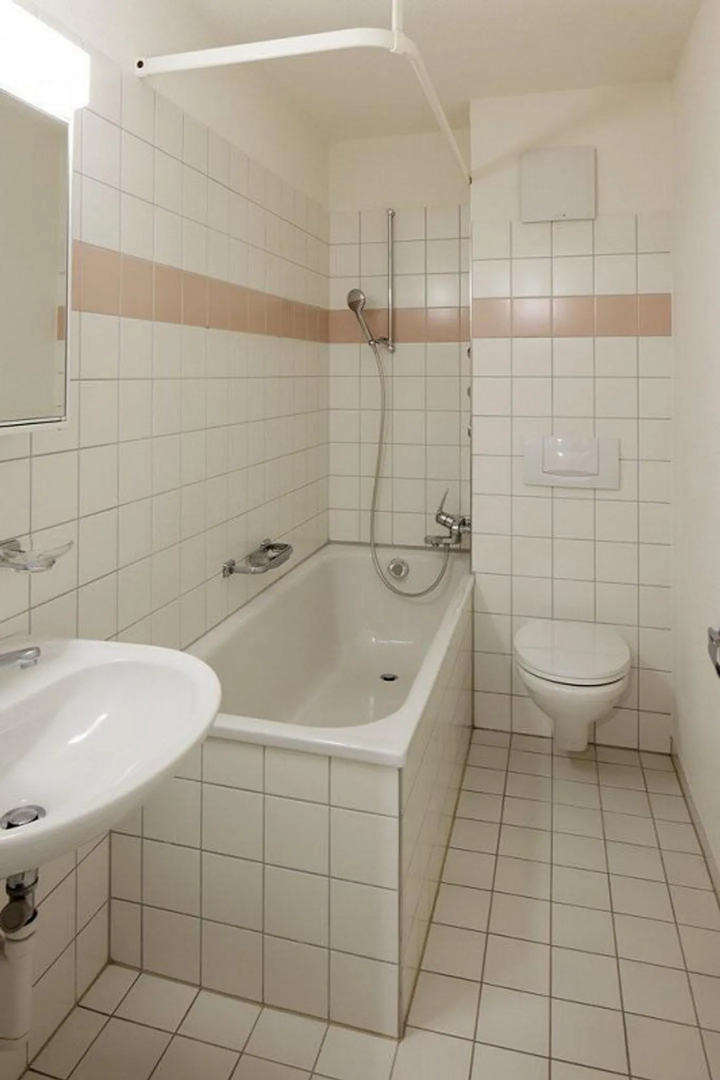 RENT WITHOUT SECURITY DEPOSIT in a central location in Wettingen - Photo 3 of 7