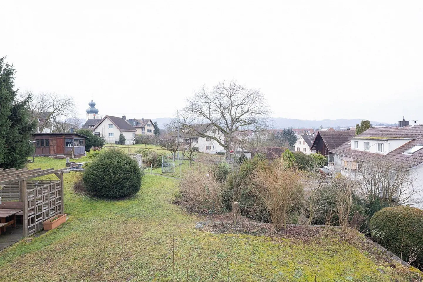 Sunny 4½-Room Terraced House with Renovation Potential - Photo 11 of 13