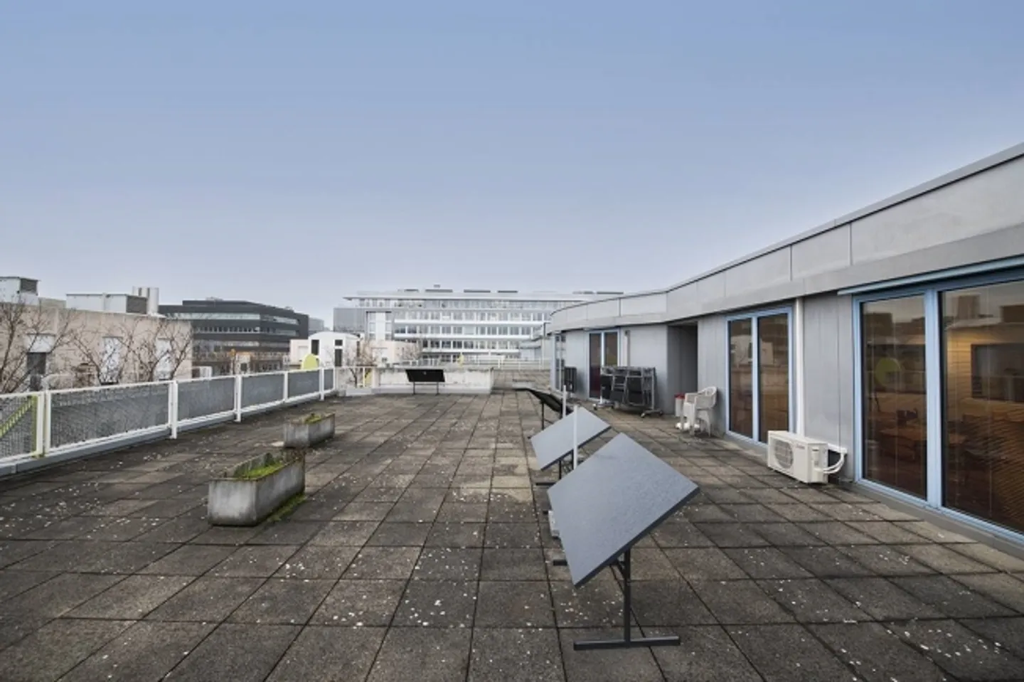 Plan-les-Ouates area of 430 m2 with terrace - Photo 2 of 8