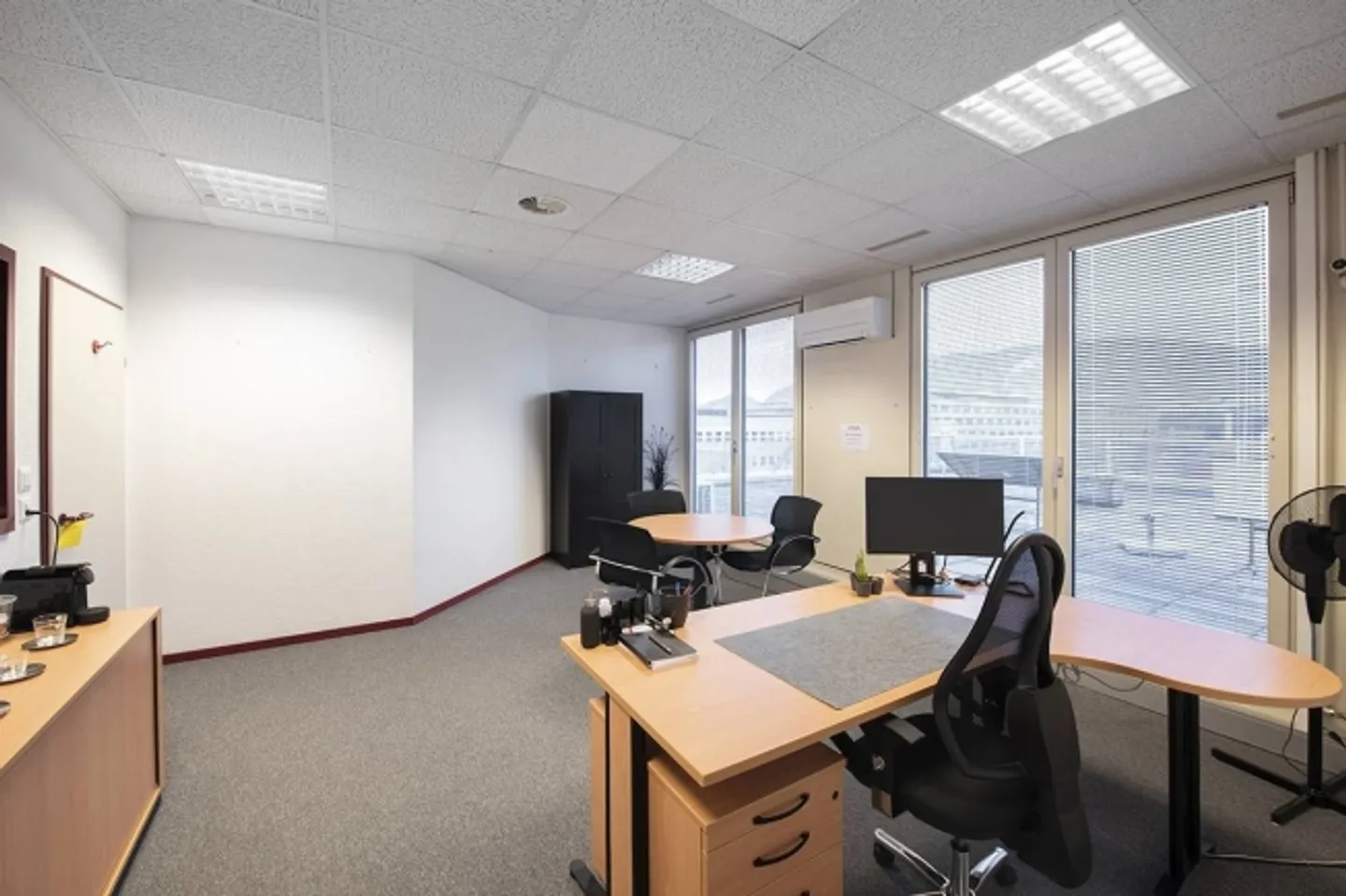 Plan-les-Ouates area of 430 m2 with terrace - Photo 5 of 8