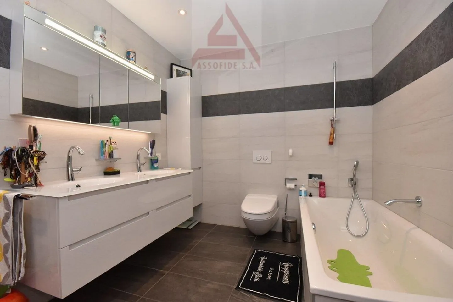 Moderne 3-Einheiten Haus - Foto 6 von 8