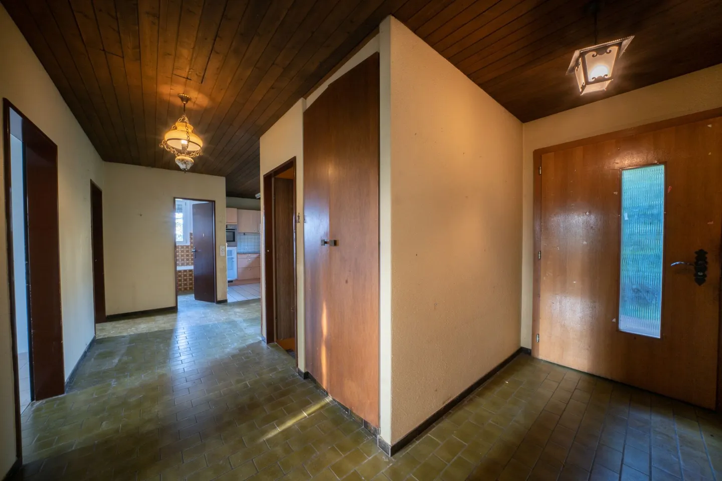 7.5 Zimmer-Einfamilienhaus mit 700 m2 Land am Fusse des Frickbergs - Foto 6 von 13