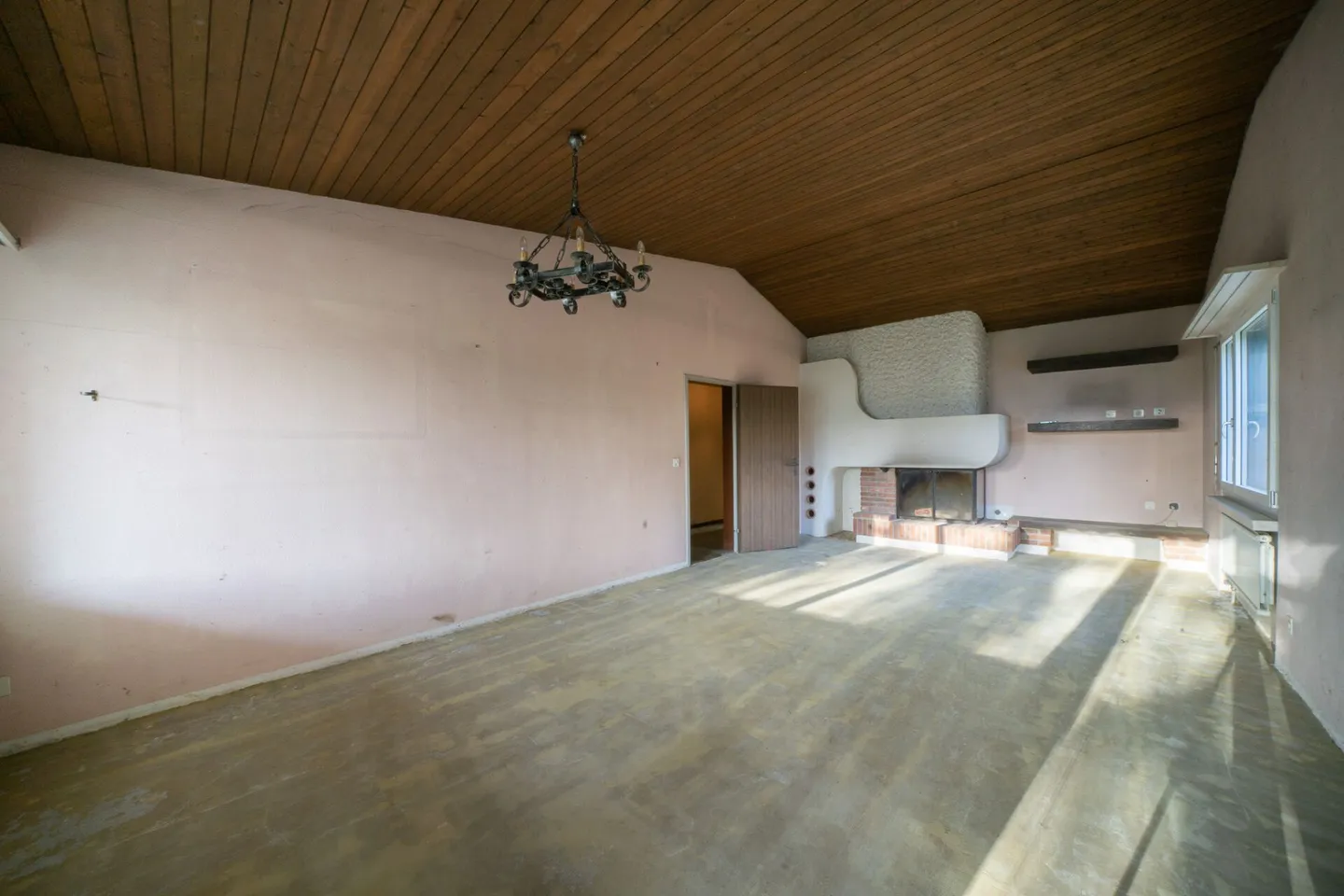 7.5 Zimmer-Einfamilienhaus mit 700 m2 Land am Fusse des Frickbergs - Foto 7 von 13
