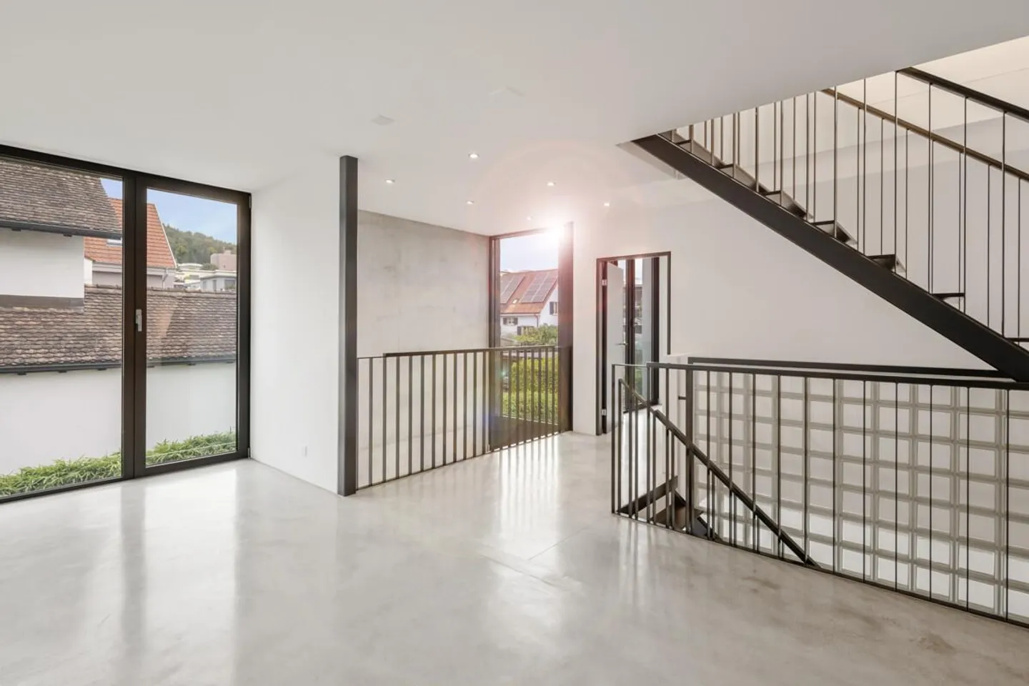 Moderne Doppelhaushälfte in Zürich-Nord mit zeitloser Architektur - Foto 3 von 6