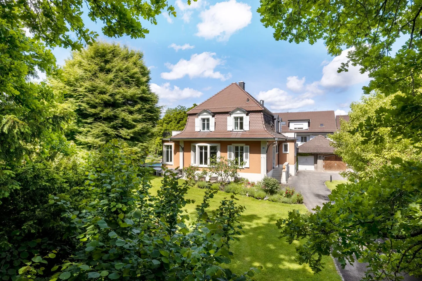 Grande proprietà immobiliare - Proprietà unica con alberi maturi, piscina e privacy a Wabern vicino a Berna - Foto 1 di 19