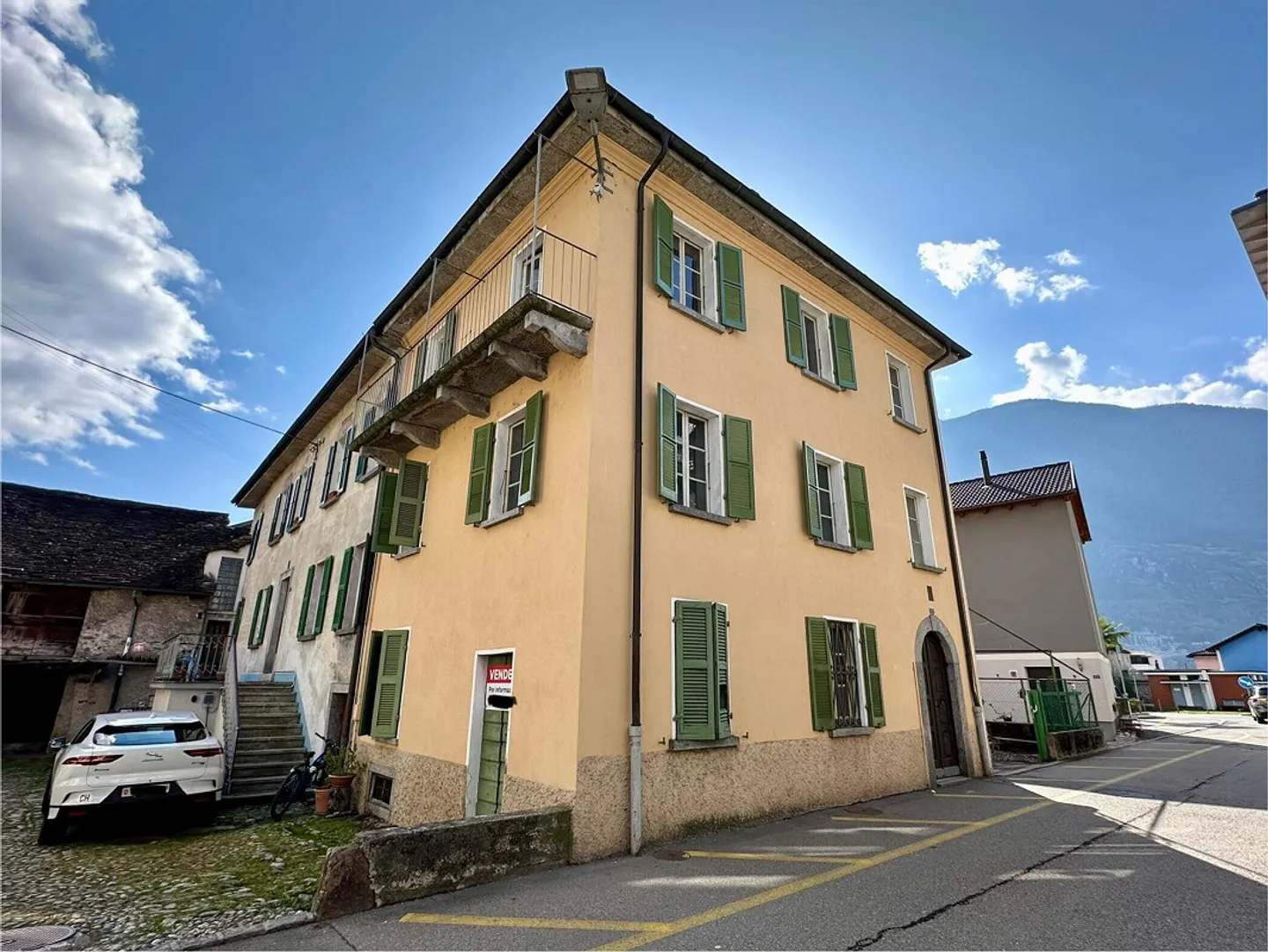 LARGE HOUSE TO RENOVATE IN THE HEART OF BIASCA - Photo 1 of 12