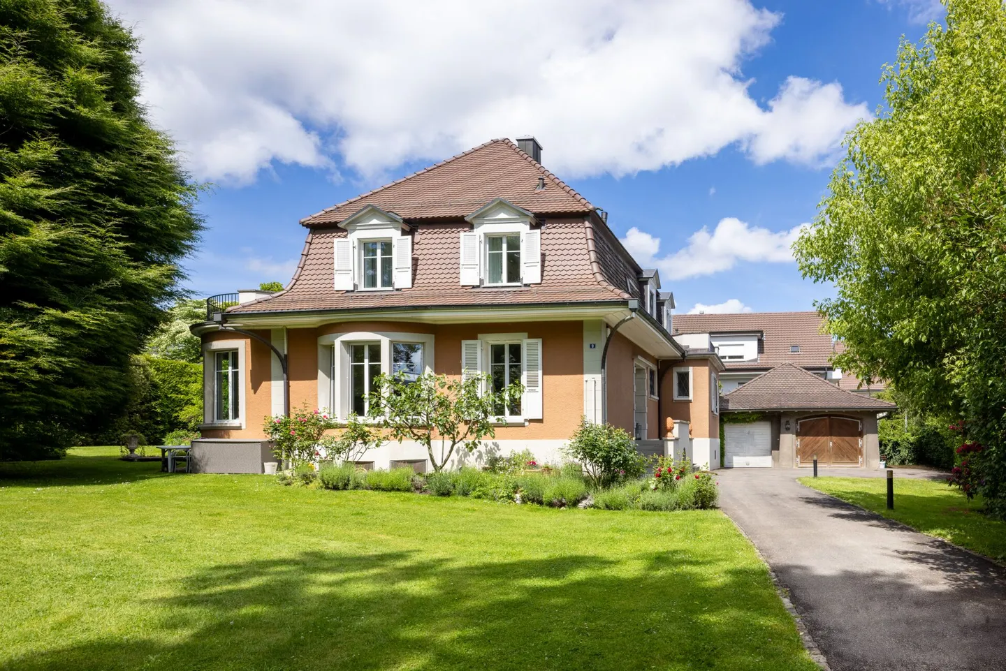 Grande proprietà immobiliare - Proprietà unica con alberi maturi, piscina e privacy a Wabern vicino a Berna - Foto 2 di 19
