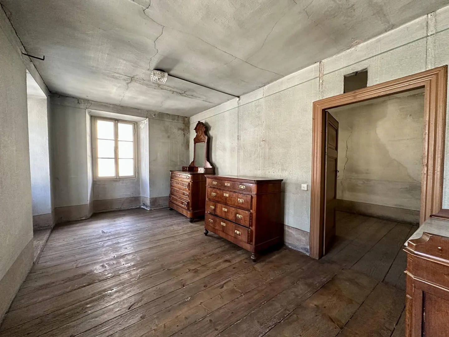 LARGE HOUSE TO RENOVATE IN THE HEART OF BIASCA - Photo 2 of 12