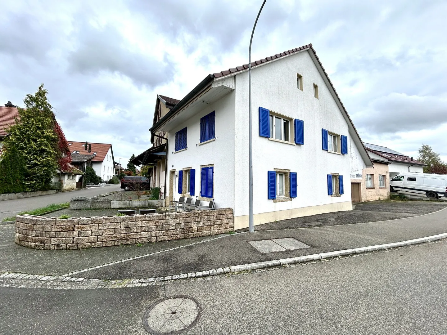 Maison individuelle dans un emplacement calme avec des possibilités polyvalentes ! - Photo 2 sur 17