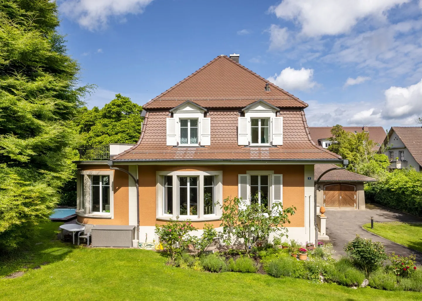 Grande proprietà immobiliare - Proprietà unica con alberi maturi, piscina e privacy a Wabern vicino a Berna - Foto 3 di 19