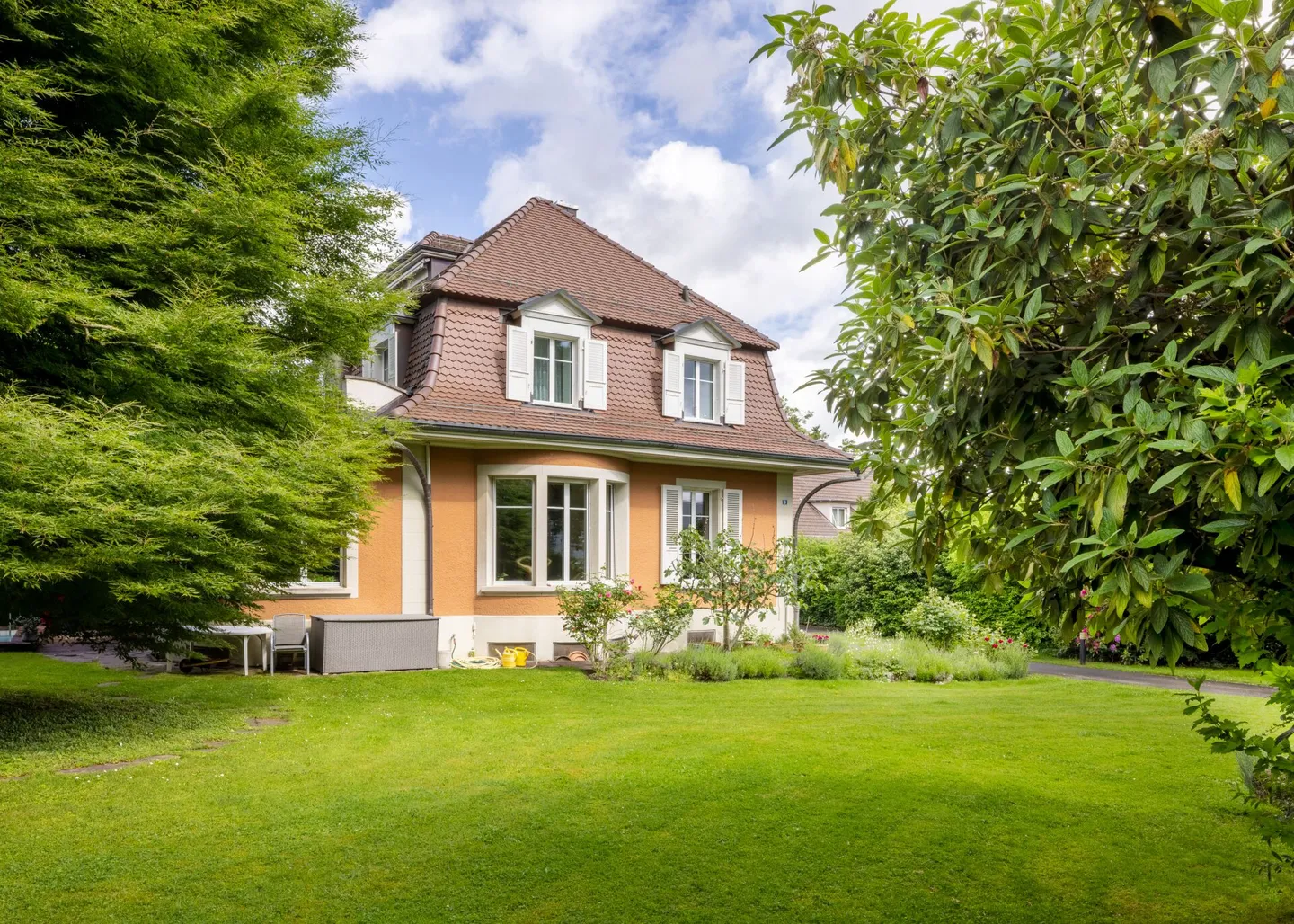Grande proprietà immobiliare - Proprietà unica con alberi maturi, piscina e privacy a Wabern vicino a Berna - Foto 4 di 19
