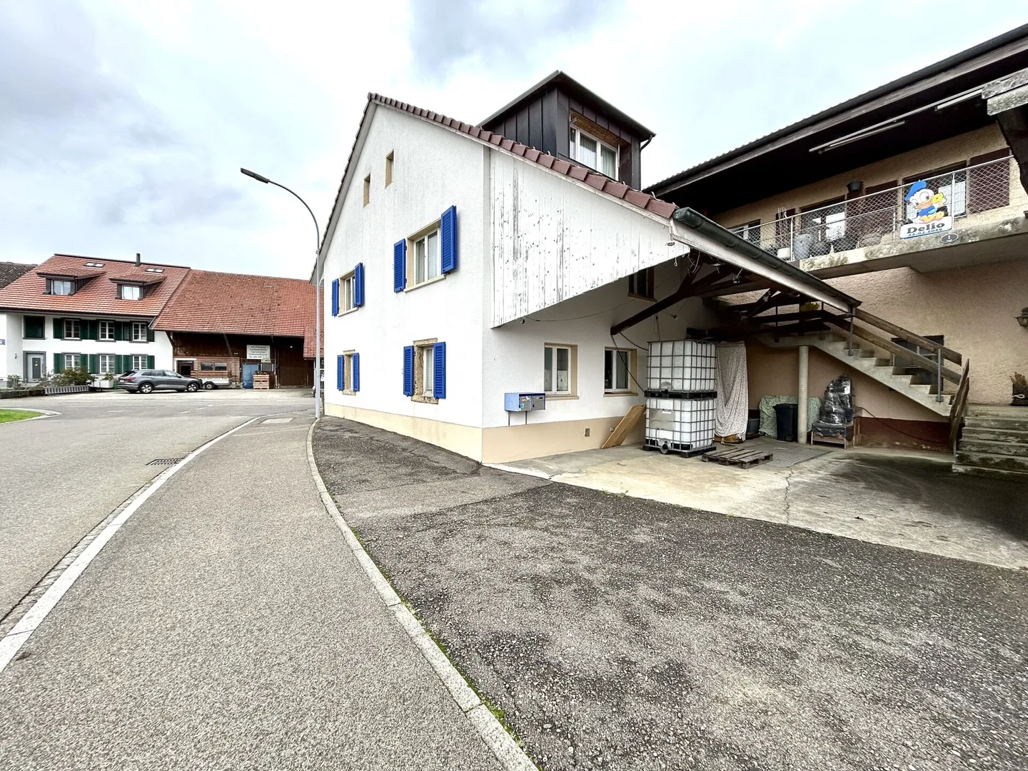 Maison individuelle dans un emplacement calme avec des possibilités polyvalentes ! - Photo 3 sur 17