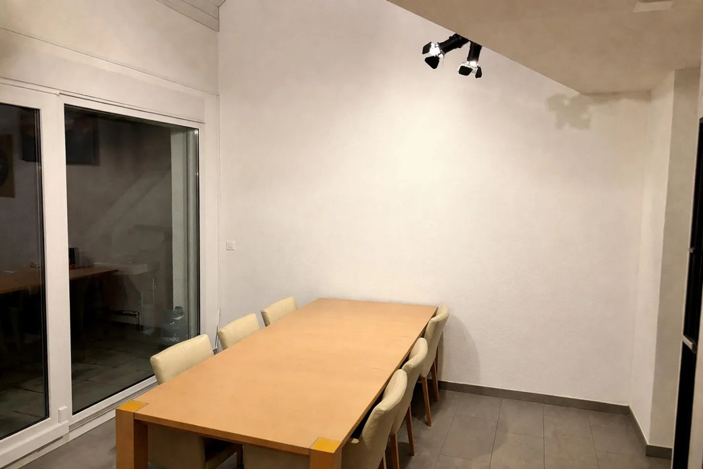 Appartement duplex spacieux de 4,5 pièces dans un emplacement calme de Bertschikon - Photo 3 sur 10