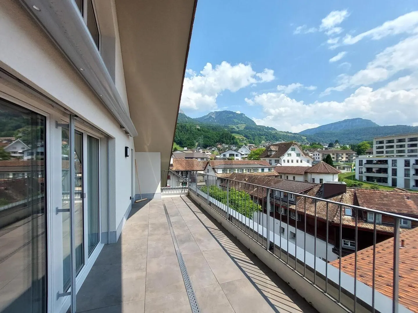 MODERNE RENCONTRE CHARME / AVEC GRANDE TERRASSE - Photo 1 sur 6