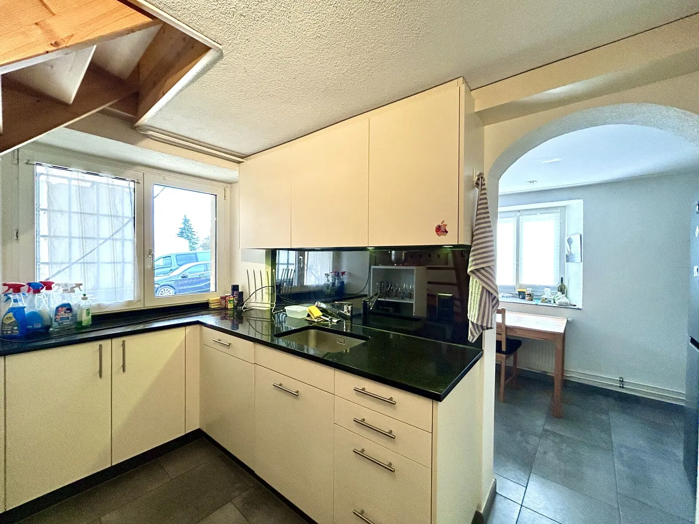 Maison individuelle dans un emplacement calme avec des possibilités polyvalentes ! - Photo 6 sur 17